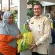 Pj Bupati HSS Hermansyah serahkan bantuan paket Ramadhan kepada salah seorang petugas kebersihan di Kabupaten HSS.