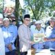 Sekda HSS, Muhammad Noor serahkan pendistribusian santunan program Ramadan Baznas HSS secara simbolis kepada salah satu penerima manfaat.