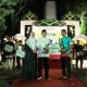 Pj Bupati HSS, Hermansyah menyerahkan hadiah kepada pemenang festival kemilau Ramadhan.