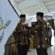 Pj Bupati HSS Hermansyah menyerahkan bendera kontingen kafilah MTQ kepada ketua LPTQ HSS, Muhammad Noor.