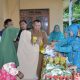 Pj Bupati HSS Hermansyah ikut menjual bahan pokok di Pasar Murah.