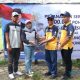 Staf KPH Balangan menyerahkan bibit pohon kepada Kepala Kantah HSU Sofia RACHMAN untuk kembali ditanam pada peringatan hari lingkungan hidup seduni tahun 2024.