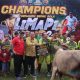 Kapolres HSS, AKBP Leo Martin Pasaribu bersama Pj Bupati HSS, Hermansyah menyerahkan hadiah seekor sapi kepada tim juara.