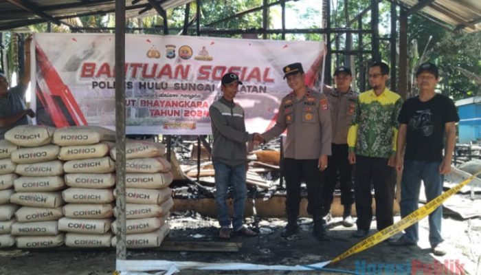 Kapolres HSS Salurkan Bantuan Untuk Korban Terdampak Kebakaran di Desa Amparaya