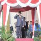 Pj Bupati HSS Hermansyah saat memimpin apel peringatan Hardiknas di Lapangan Lambung Mangkurat, Kota Kandangan.