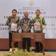 Pj Bupati HSS, Hermansyah dan Ketua DPRD HSS Akhmad Fahmi menerima LHP LKPD tahun 2023 dari Ketua BPK RI Perwakilan Provinsi Kalsel Rahmadi.