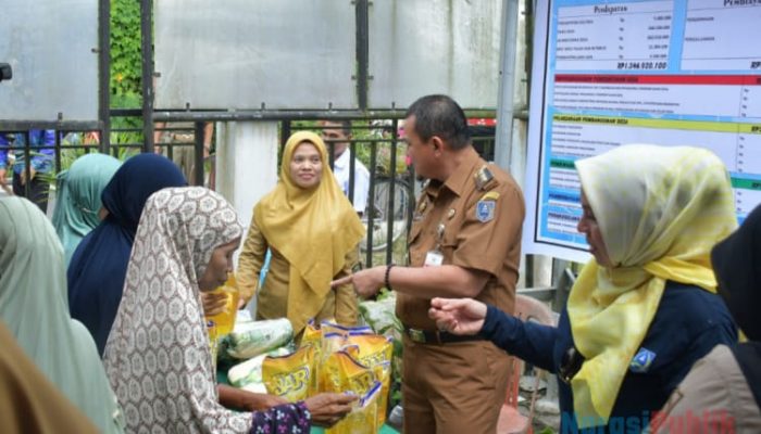 Gelar Pasar Murah, Pj Bupati HSS Beserta Istri Ikut Layani Masyarakat