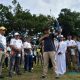 Sekda HSS, Muhammad Noor melepaskan anak panah tanda dibukanya Festival Panahan Junior Paman Birin Cup 2024.