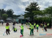 Puluhan Siswa MIN 24 HSU Antusias Ikuti Aksi Bersih-Bersih Lingkungan Sekolah