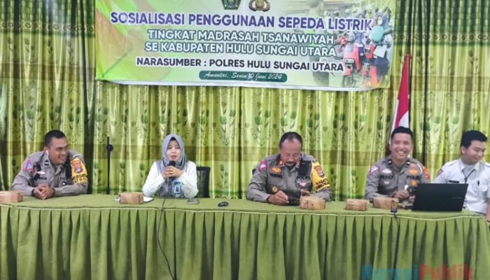 Kepala Kemenag HSU, Hj Nahdiyatul Husna memberikan sambutan pada acara sosialisasi penggunaan sepeda listrik di MTsN 2 HSU.