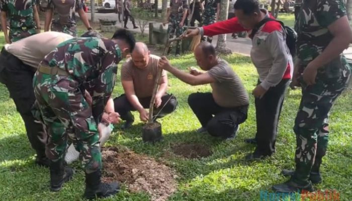 HUT Ke-78 Bhayangkara, Polres HSU Gelar Aksi Bersih-Bersih dan Penanaman Pohon