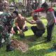Personil Polres HSU bersama stakeholder terkait melakukan penanaman pohon dan bersih-bersih di kawasan Taman Putri Junjung Buih Amuntai dalam menyambut HUT Bhayangkara ke-78.