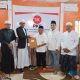 Muhammad Faizal Akbar menyerahkan berkas pendaftaran calon wakil bupati kepada Ketua DPD PKS HSS, Herry Rosadi.