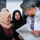 Menteri ATR/BPN, Agus Harimurti Yudhoyono (AHY) menyerahkan sertifikat tanah kepada keluarga Hubabah Syarifah Annisa.