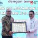 Kepala ANRI, Imam Gunarto menyerahkan penghargaan kepada Sekretaris Jenderal (Sekjen) Kementerian ATR/BPN, Suyus Windayana.