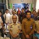 Foto bersama Kepala Kantor Pertanahan Kabupaten HSU, Sofia RACHMAN bersama stakeholder terkait di acara launching pelaksanaan implementasi penerbitan dokumen elektronik.