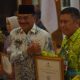Asisten Pemerintahan dan Kesra HSS Zulkifli menerima penghargaan Survei Penilaian Integritas (SPI) tahun 2023.