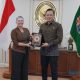 Menteri ATR/BPN Agus Harimurti Yudhoyono (AHY) berikan plakat kenang-kenangan kepada Duta Besar Australia untuk Indonesia Penny Williams.
