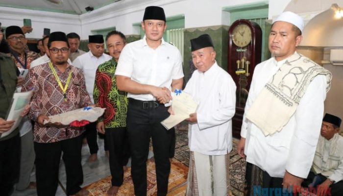 Percepat Transformasi Digital, Menteri AHY Kembali Serahkan Sertifikat Tanah Wakaf Elektronik