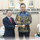 Menteri ATR/BPN Agus Harimurti Yudhoyono (AHY) menerima penghargaan sebagai tokoh pendorong investasi dalam negeri melalui reformasi agraria dan pemberantasan mafia tanah.