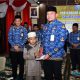 Pj Bupati HSS, Hermansyah menyerahkan secara simbolis santunan anak yatim piatu.