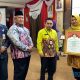 Kepala Bappelitbangda HSS Muhammad Arliyan Syahrial saat menyerahkan penghargaan HSS Innovation Award 2024 kepada salah satu inovator terbaik.