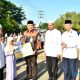 Pj Bupati HSS, Hermansyah menyerahkan secara simbolis bantuan infaq sedekah SAS Baznas kepada anak penerima manfaat.