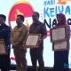 Sekda HSS Muhammad Noor menerima penghargaan dari Sekda Provinsi Kalsel Roy Rizali.