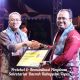 Pj Bupati Tapin, Muhammad Syarifuddin menyerahkan penghargaan kepada General Manager PT BRE Feri Januar Feizal.