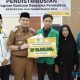 Pj Bupati HSS, Hermansyah menyerahkan secara simbolis bantuan Baznas program beasiswa pendidikan untuk mahasiswa.