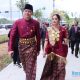 Menteri ATR/BPN, Agus Harimurti Yudhoyono (AHY) bersama Annisa Pohan Yudhoyono mengenakan pakaian adat Sulawesi Selatan pada saat Upacara Penurunan Bendera Negara Sang Saka Merah Putih di Peringatan HUT Ke-79 Kemerdekaan RI.
