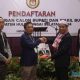 Pasangan bakan calon Ja'far-Faisal Akbar menyerahkan berkas pendaftaran kepada ketua KPU HSS Gusriadi.