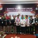 Pasangan Syafrudin Noor (Udin Ansyar) dan Suriani berfoto bersama selepas menyerahkan berkas pendaftaran Pilkada di Kantor KPU HSS.