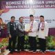 Pasangan Hermansyah-Yopie Alfiani menerima berita acara pendaftaran Bacalon kepala daerah oleh Ketua KPU HSS, Gusriadi.