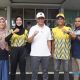 Sekda HSS Muhammad Noor foto bersama dengan dua atlet sepeda yang akan bertanding di ajang PON XXI Aceh-Sumut.