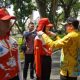 Pj Bupati HSS, Hermansyah menyematkan Id Card kepada perwakilan anggota Paskibraka.