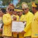 Gubernur Kalsel, Sahbirin Noor menyerahkan penghargaan kepada Pj Bupati HSS, Endri di puncak acara Harjad Ke-74 Provinsi Kalsel.