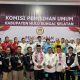 H Muhammad Hatta atau Haji Ciut (ditengah-tengah pasangan Udin Anshar-Suriani) saat mengantarkan pasangan Bacalon ke KPU HSS.