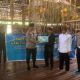 Kapolres HSS, AKBP Muhammad Yakin Rusdi menyerahkan paket bansos kepada masyarakat secara simbolis.