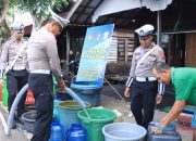 Sambut HUT ke-69 Polantas, Satlantas Polres HSU Salurkan Air Bersih Untuk Warga Desa Pematang Benteng Hilir