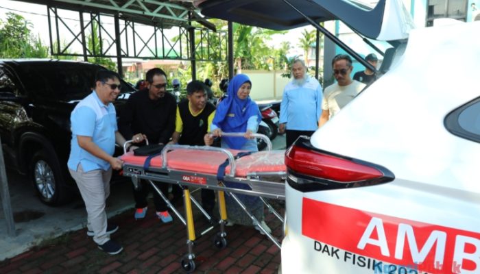 Pj Bupati HSU Serahkan Bantuan Mobil Ambulan Baru Untuk Puskesmas Karias
