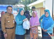 Pj Bupati HSS Bagikan Gula dan Minyak Goreng Gratis Saat Tinjau Pasar Murah di Desa Tawia