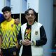 Ketua Asprov PSSI Kalsel (CEO Barito Putera) Hasnuryadi Sulaiman memberikan motivasi kepada pemain usai pertandingan semifinal sepak bola PON XXI Aceh-Sumut.