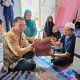Pj Bupati HSS, Endri menyalurkan bantuan PTM kepada orang tua yang anaknya menderita stunting.
