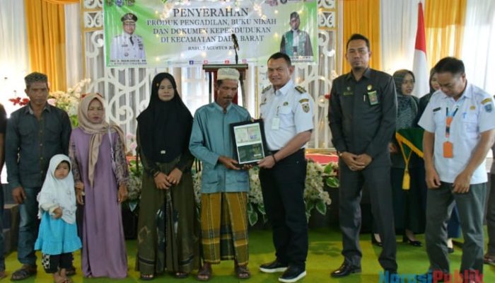 Pj Bupati HSS Serahkan Dokumen Buku Nikah Untuk Warga Daha Barat
