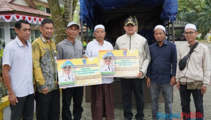 Dukung Kegiatan Keagamaan, Pj Bupati HSS Salurkan Bantuan Sapi Untuk Acara Haulan