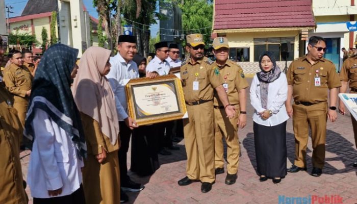 Pj Bupati HSU, Zakly Asswan menyerahkan penghargaan dari Gubernur Kalsel kepada PAI Kabupaten HSU yang ikut ajang PAI Awards 2024.
