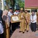 Pj Bupati HSU, Zakly Asswan menyerahkan penghargaan dari Gubernur Kalsel kepada PAI Kabupaten HSU yang ikut ajang PAI Awards 2024.