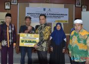 Pj Bupati HSS Salurkan Bantuan Baznas Program Ekonomi dan Kemanusiaan