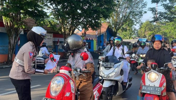 HUT Polwan Ke-76, Polisi Wanita Polres HSU Bantu Kelancaran Arus Lalulintas Jalan Raya